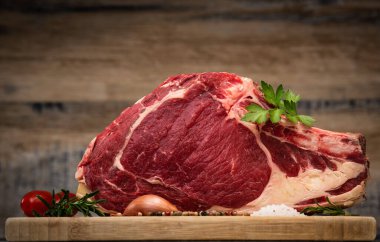 Tahtadaki çiğ T-Bone bifteği ızgaraya hazır. 