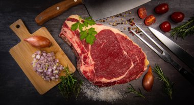 Çiğ T-Bone bifteği pikap üzerinde ızgara yapmaya hazır.