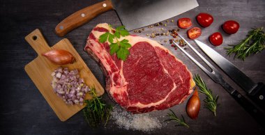 Çiğ T-Bone bifteği pikap üzerinde ızgara yapmaya hazır.