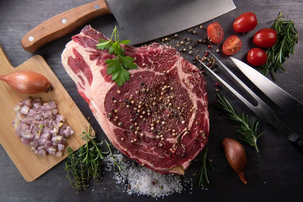 Entrada de bife crua T Bone preparada para grelhar na plataforma giratória — Fotografia de Stock