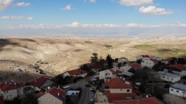 Çöle yakın kırmızı çatıları olan küçük bir kasaba İsrail 'in Maale adumim şehrindeki çöle yakın evlerin drone görüntüsü.
