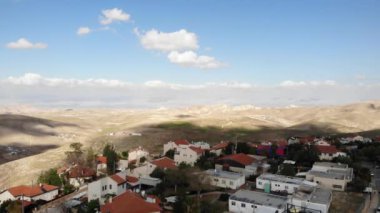 İsrail 'in Maale adumim kentindeki Bedevi yapılarına yakın Yahudi yerleşimi