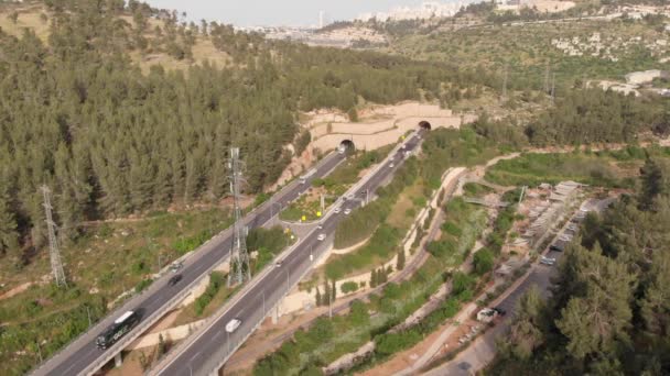 トラフィックとトンネル空中ビュートンネル内と外に入るエルサレムの交通車の上のフライト — ストック動画