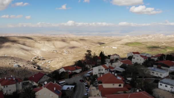 赤い屋根の小さな町砂漠の近くに空撮家のドローン撮影イスラエルの砂漠に近いMaale Adumim — ストック動画