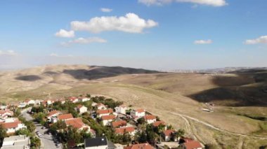 İsrail 'in Maale adumim şehrinde çöle yakın evlerin insansız hava aracı görüntüsü yakınındaki Yahudi yerleşimi.