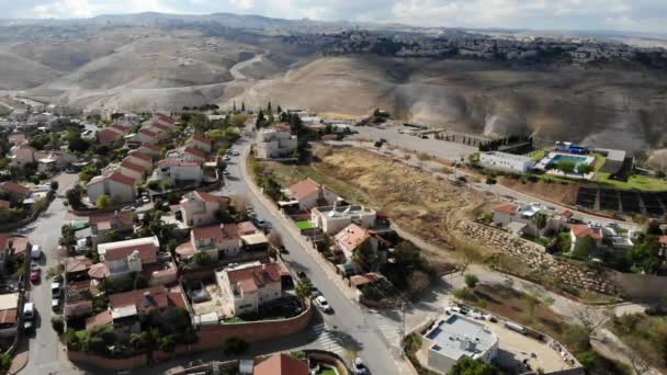 靠近Maale Adumim市的犹太人定居点Qedar Drone开枪射击靠近以色列Maale Adumim市沙漠的房屋 — 图库视频影像