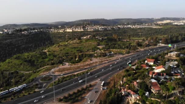 Jérusalem Tel aviv vue aérienne de la route principale Vue aérienne du drone de vol des montagnes et de la route principale de tel aviv à Jérusalem 