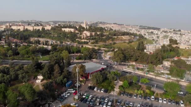 旧市街の城壁 空中写真中央と東エルサレムの美しい空中写真旧市街の城壁と岩の黄金のドーム — ストック動画