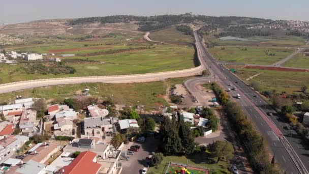 靠近Givon和Bir Nabala镇的以色列巴勒斯坦隔离墙的空中录像 — 图库视频影像