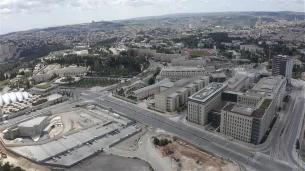 コロナウイルスロックダウンエルサレムの空の通り、政府の建物-空中 — ストック動画