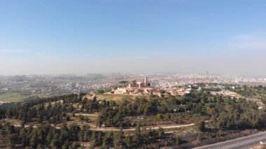 Peygamber Nebi Samuel Ulusal Parkı. Kudüs yakınlarındaki Nebi Samuel Ulusal Parkı 'nın gündüz görüntüsü.