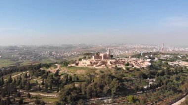 Peygamber Nebi Samuel Ulusal Parkı. Kudüs yakınlarındaki Nebi Samuel Ulusal Parkı 'nın gündüz görüntüsü.
