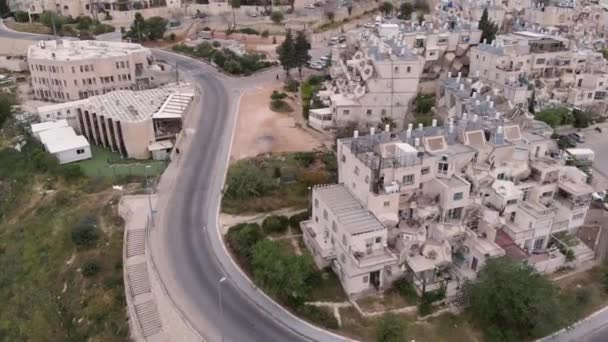 エルサレムの正統派ユダヤ人地区を飛び越えるラモット正統派ユダヤ人地区の上空からの眺め — ストック動画