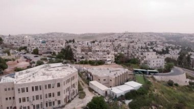 Kudüs 'teki Ramot Ortodoks Yahudi mahallesi üzerinde Kudüs Havacılık görüşü üzerinde uçuyorlar.