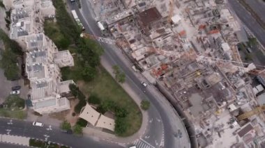 Kudüs şantiyesi ve vinçler Turna ve Kudüs 'teki şantiye üzerinde uçuyor. 