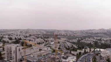 Kudüs şantiyesi ve vinçler Turna ve Kudüs 'teki şantiye üzerinde uçuyor. 