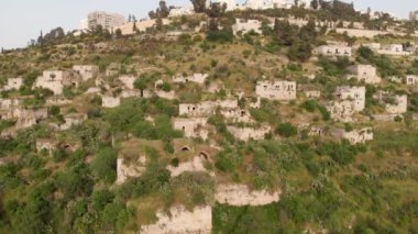 Terk edilmiş Filistinli Lifta VillageAerial manzaralı Lifta Kudüs 'ten terk edilmiş Filistin Köyü üzerinde uçuyor.
