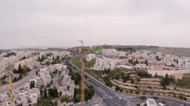 エルサレムの建設現場とクレーン空中からの眺めエルサレムのクレーンや建設現場を飛び越える — ストック動画