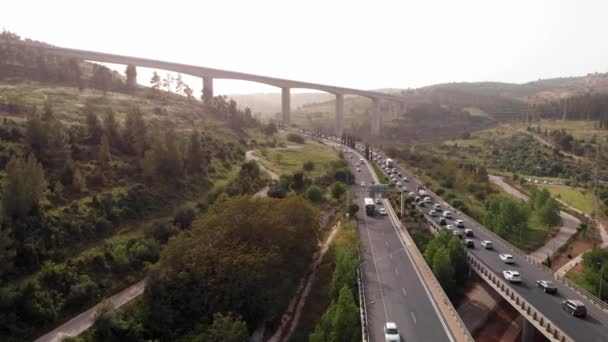 車橋の上の交通航空ビュー緑のエリアとエルサレムイスラエルの大きな橋に近い橋の上の交通の美しいショット — ストック動画