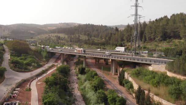 Autos Verkehr Auf Brücke Luftbildschöne Aufnahme Des Verkehrs Auf Brücke — Stockvideo