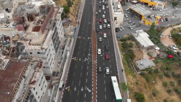 エルサレムの交通と建設現場空中からの眺めピサガッツェフの交通と建設現場を飛ぶ北エルサレム — ストック動画