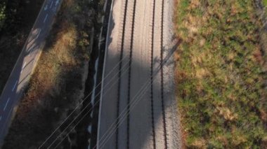 Kudüs İsrail 'deki tren raylarının insansız hava aracı görüntüleri üzerinde uçuyor.