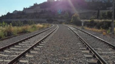 Kudüs İsrail 'deki tren raylarının insansız hava aracı görüntüleri üzerinde uçuyor.