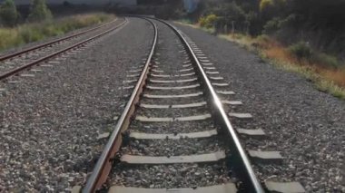 Tren rayları üzerinde uçarken İsrail Kudüs 'teki tren raylarının drone görüntüleri.