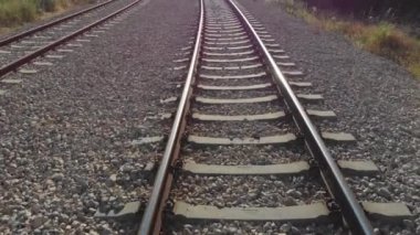 Tren rayları üzerinde uçarken İsrail Kudüs 'teki tren raylarının drone görüntüleri.