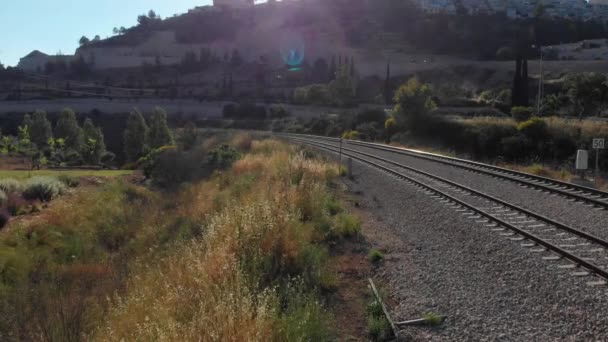 列車のレールを飛び越えるエルサレムの列車のレールのドローン映像イスラエル — ストック動画