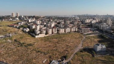 Doğu Kudüs 'ün yukarısındaki büyük köprüde trafik olan Kudüs manzarası ve araba trafiği olan büyük köprü. 