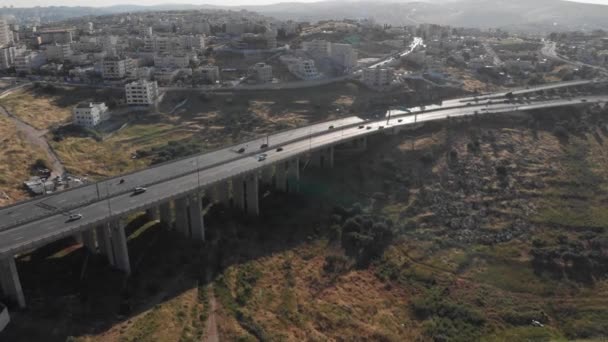エルサレムの交通と橋 Airalフライングオーバートラフィックと東エルサレムの橋ピスガッツェフとハニーナに近い — ストック動画