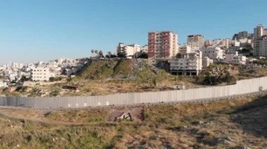 İsrail 'in Kudüs hava sahasındaki çitleri Kudüs' ün doğu Kudüs güvenlik duvarını gösteren İHA uçuş görüntüsü İsrail ve Arap mahallesi Anata ve pisgat zeev arasında bölünmüş durumda.
