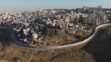 İsrail 'in Kudüs hava sahasındaki çitleri Kudüs' ün doğu Kudüs güvenlik duvarını gösteren İHA uçuş görüntüsü İsrail ve Arap mahallesi Anata ve pisgat zeev arasında bölünmüş durumda.