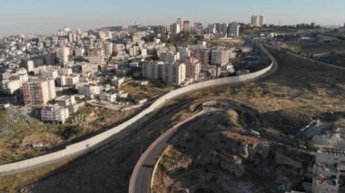 İsrail 'in Kudüs hava sahasındaki çitleri Kudüs' ün doğu Kudüs güvenlik duvarını gösteren İHA uçuş görüntüsü İsrail ve Arap mahallesi Anata ve pisgat zeev arasında bölünmüş durumda.