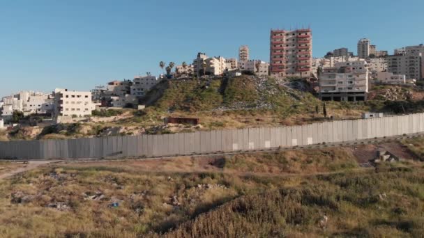 以色列和阿拉伯社区Anata和Israel的Pisgat Zeev之间的隔离墙的分界线 — 图库视频影像