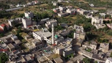 Filistin Köyü 'nün ortasında, Beit Surik Camii üzerinde hava manzarası