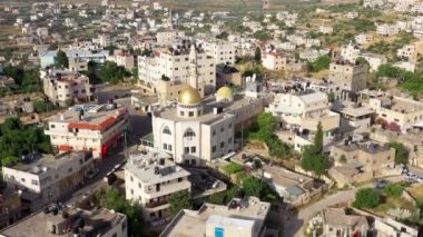 Kudüs yakınlarındaki Filistin Kasabası Biddu 'da Hamas yeşil bayrağıyla Altın Kubbe Camii üzerinde hava görüntüsü