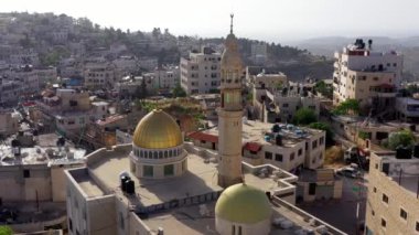 Kudüs yakınlarındaki Filistin Kasabası Biddu 'da Hamas yeşil bayrağıyla Altın Kubbe Camii üzerinde hava görüntüsü
