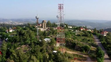 Radyo ve cep telefonu antenine yakın küçük bir kasaba olan Kudüs İsrail 'deki Radyo ve cep telefonu antenine yakın bir yerde.