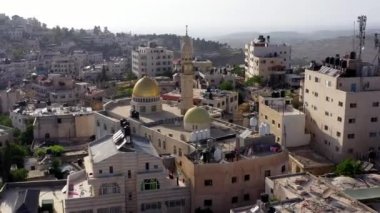 Kudüs yakınlarındaki Filistin Kasabası Biddu 'da Hamas yeşil bayrağıyla Altın Kubbe Camii üzerinde hava görüntüsü