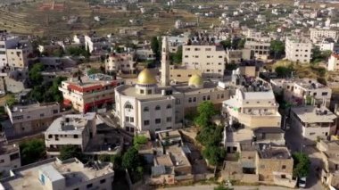 Kudüs yakınlarındaki Filistin Kasabası Biddu 'da Hamas yeşil bayrağıyla Altın Kubbe Camii üzerinde hava görüntüsü