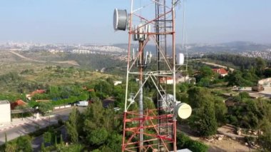 Radyo ve Hücresel Antene Yakın Hava Görüntüsü, Kudüs 'ün küçük bir kasabası olan Kudüs' teki Radyo ve Hücre Anteni üzerinden insansız hava aracı görüntüsü