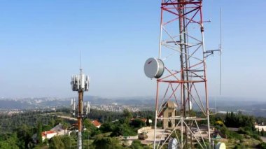 Radyo ve Hücresel Antene Yakın Hava Görüntüsü, Kudüs 'ün küçük bir kasabası olan Kudüs' teki Radyo ve Hücre Anteni üzerinden insansız hava aracı görüntüsü