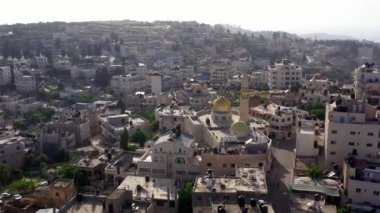 Kudüs yakınlarındaki Filistin Kasabası Biddu 'daki Altın Kubbe Camii üzerinde hava manzarası