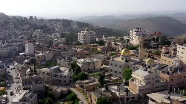Kudüs yakınlarındaki Filistin Kasabası Biddu 'daki Altın Kubbe Camii üzerinde hava manzarası