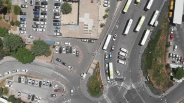 Uzakta Givat Shaul Mahallesi ve Akort Köprüsü Otoyol Manzarası, İsrail