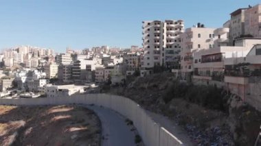 Beton duvarın arkasındaki Filistin Mültecilerinin hava manzarası, Anata, Kudüs, Haziran 2020 