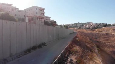 Beton duvarın arkasındaki Filistin Mültecilerinin hava manzarası, Anata, Kudüs, Haziran 2020 