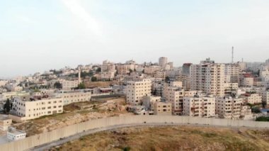 İsrail 'deki Givat Shaul Mahallesi ve Akort Köprüsü' nün hava yolu manzarası